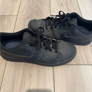 Men’s all black Nike shoes size 10.5